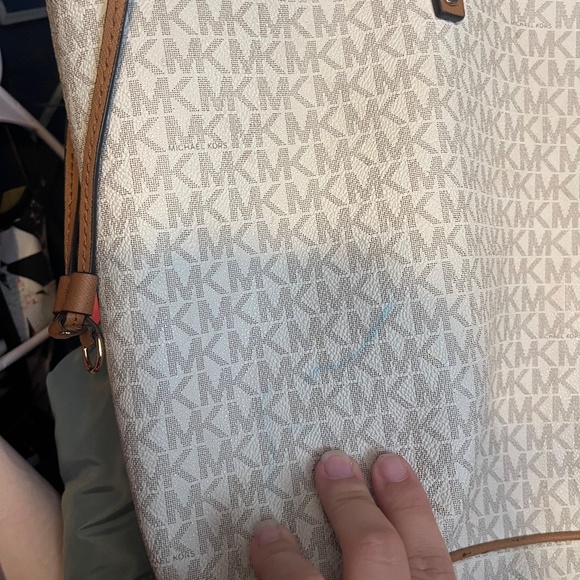 Micheal Kors tote - Picture 2 of 3